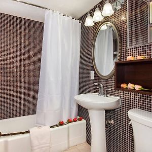 Honeymoon Suite